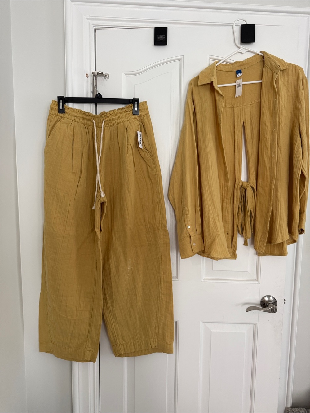 Open-back crinkle gauze button down shirt & barrel ankle pants